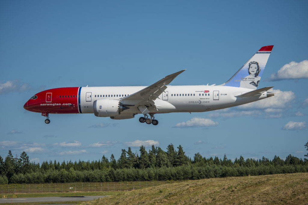 boeing_787_of_norwegian_landing_at_osl