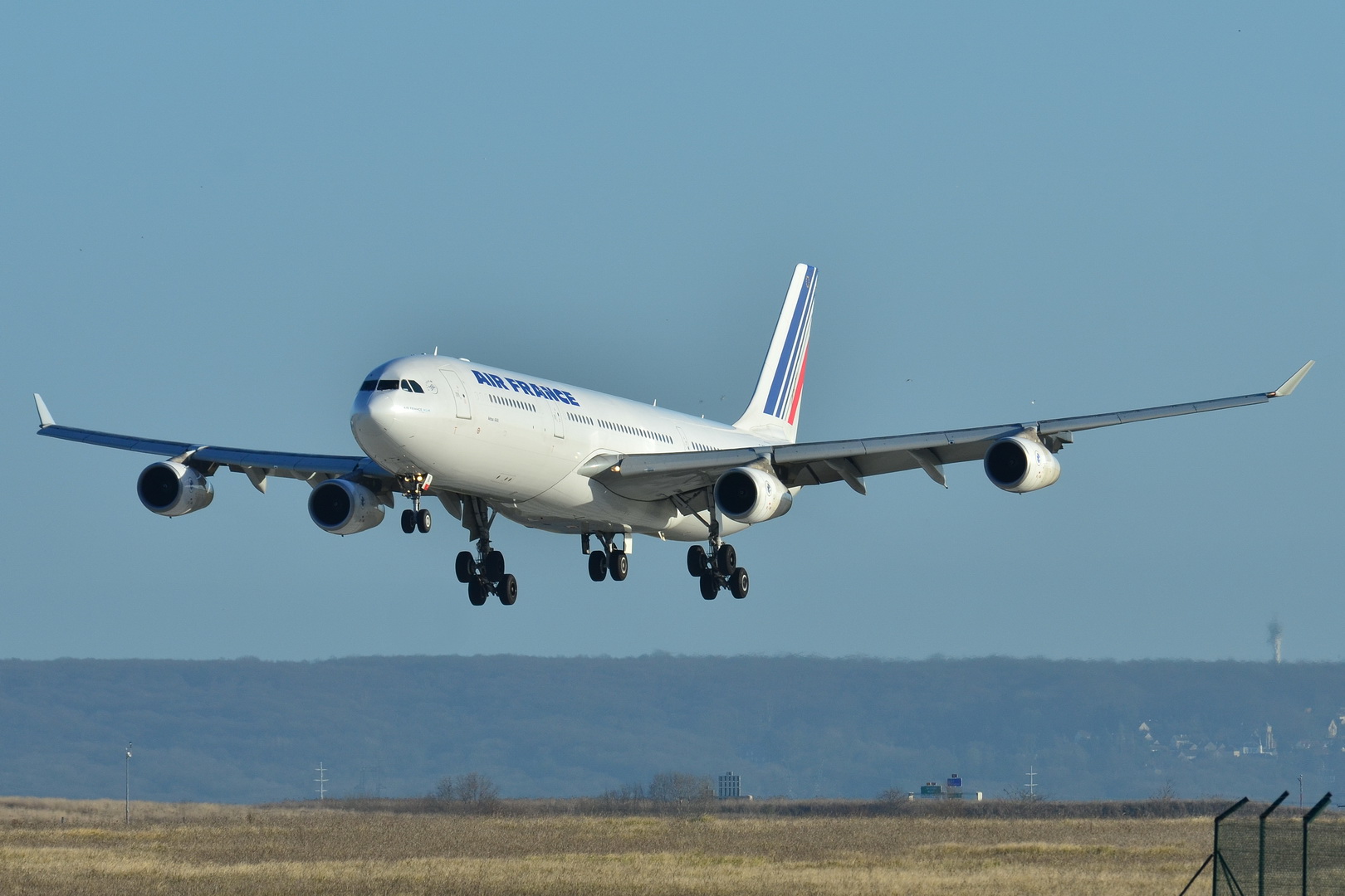 Думай самолет. Аэробус а340. Самолёт Airbus a340. Airbus a340-300. Боинг а340.